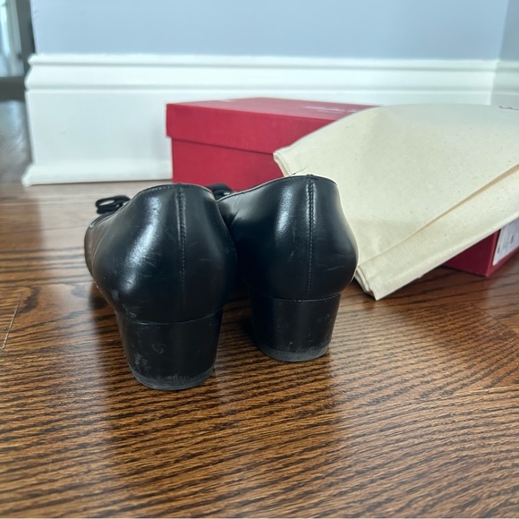Gently worn black Ferragamo Vara pumps in size 36.5 - Picture 4 of 6